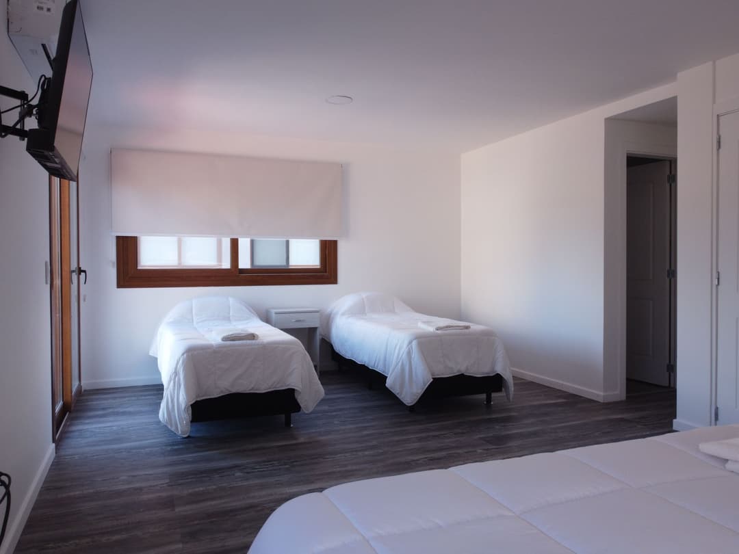 Habitación luminosa con ropa de cama blanca